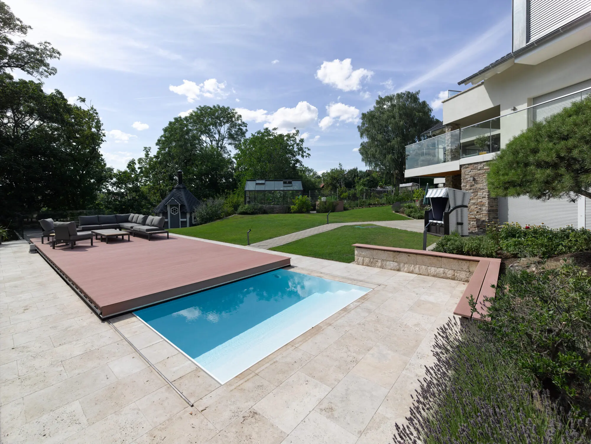 Pool mit Holzdeck