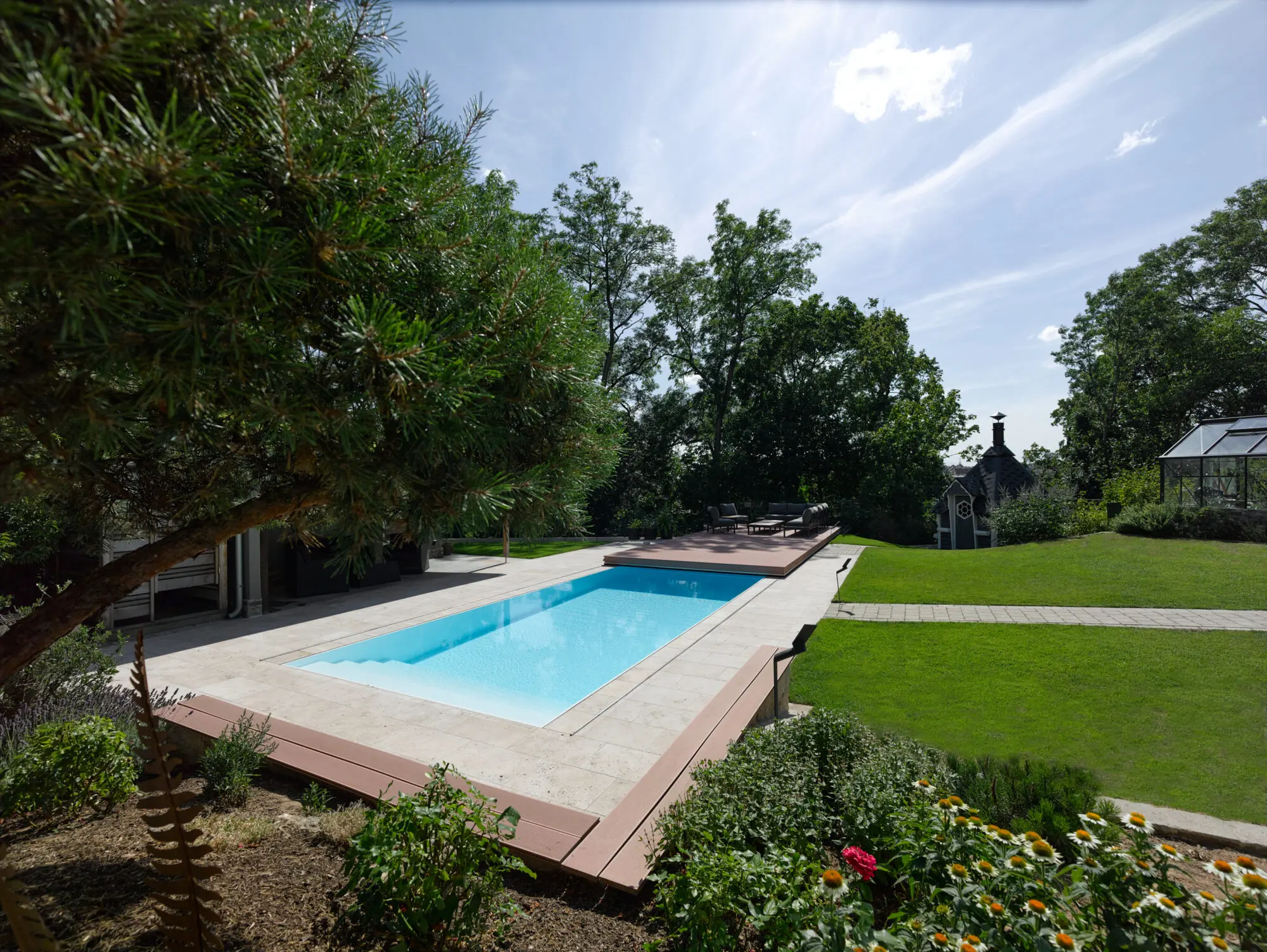 Pool mit Holzdeck