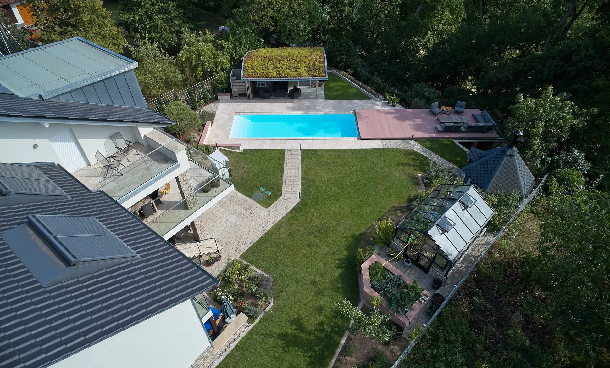Pool mit Holzdeck
