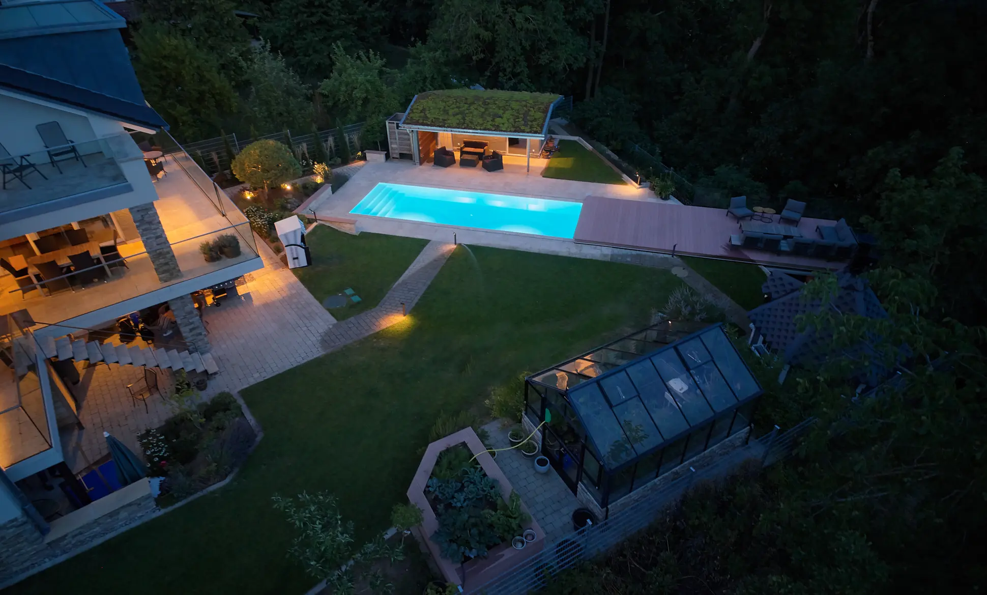 Pool mit Holzdeck