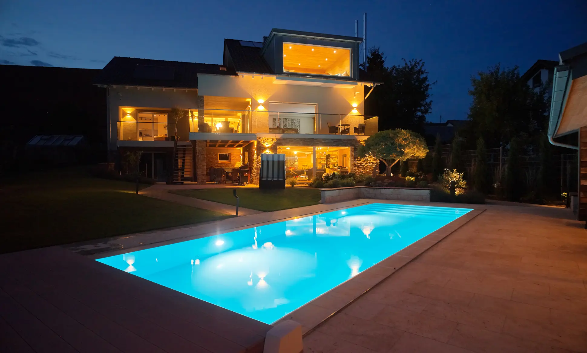 Pool mit Holzdeck